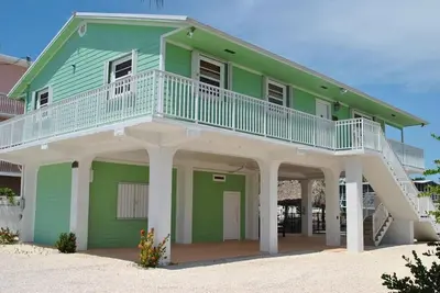 Image de Grande maison de 3 chambres avec piscine au bord du canal à Plantation Key - 118 Plantation Ave.