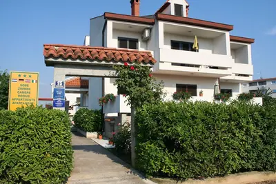 Appartement A4 pour 4 personnes à Villa Falcon dans le quartier paisible de Funtana