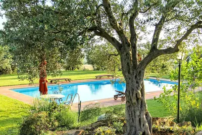 Image de Ferme perchée sur une colline avec piscine et vue mer