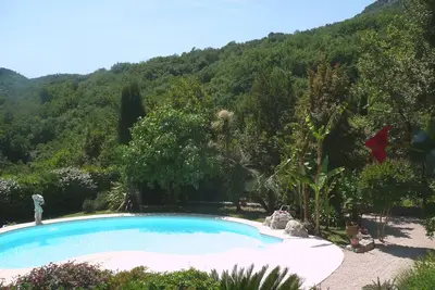 Jolie villa provençale avec piscine, au calme