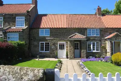 Image de Honeysuckle Cottage - Un endroit idyllique pour découvrir les côtes maures et North York