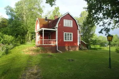 Image de Cottage au bord du lac avec quai privé, bateau, sauna et grand jardin avec barbecue