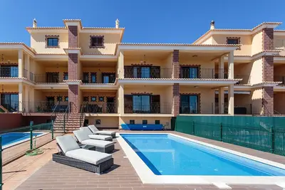 Image de maison de ville fabuleuse avec piscine privée donnant sur le château
