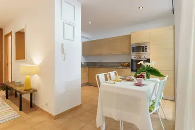 Image de maison de village confortable entièrement rénovée avec cour, 4 personnes.