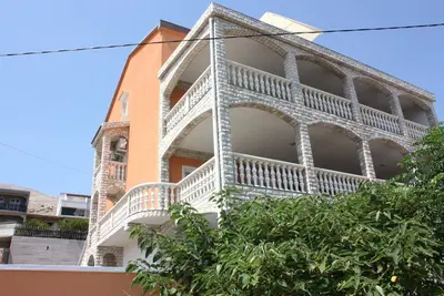 Vue fantastique sur la mer et la ville de Pag à partir de 15 € par personne
