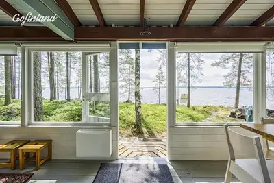 Image de Maison finlandaise en bois au milieu de la nature et situe dans une île privée.