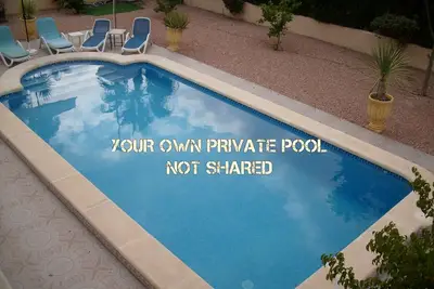 Image de Appartement 5 étoiles, Benferri, WiFi, Air Con, Sky Tv, votre propre piscine privée.