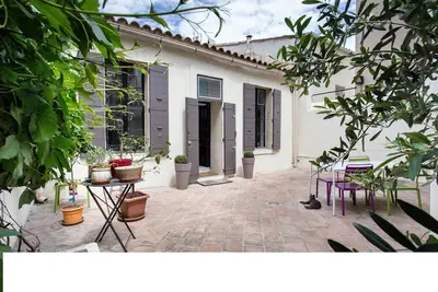 Image de Charmante maison très centrale, au calme avec place parking privé, accès métro