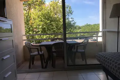 Image de Joli studio avec terrasse, Ă 10 min Ă pied de la plage