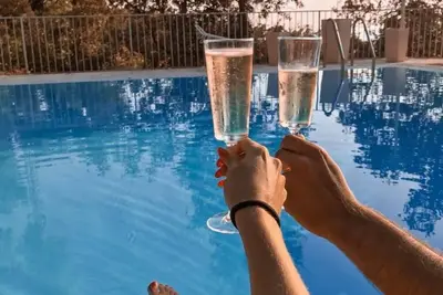 Image de villa élégante et moderne avec piscine vue sur la mer