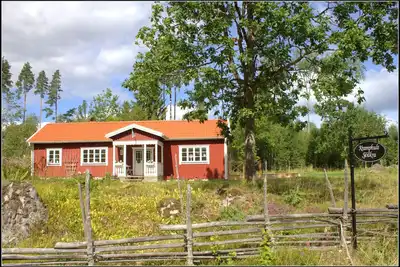 Image de \"Kramphult Sjöåkra\", idylle de vacances pour les familles sur le lac Stråk avec une jetée