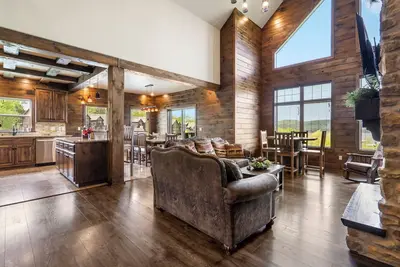 Image de Luxury Lakefront Villa-Theatre Room ~ Piscine ~ Lazy River ~ Kayaks ~ Dock ~ 2Mi à Sdc