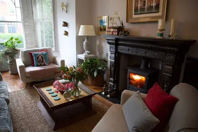 Image de Jardin ensoleillé Edwardian plat avec grande maison d'été à Londres nord verdoyant