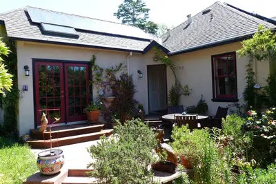 Image de Lumineux, charmant 4 Br Berkeley maison, avec beau patio et cour.