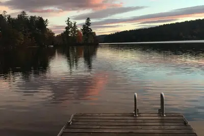 Image de Profitez d'une vue imprenable dans cette spacieuse maison du lac Kezar!