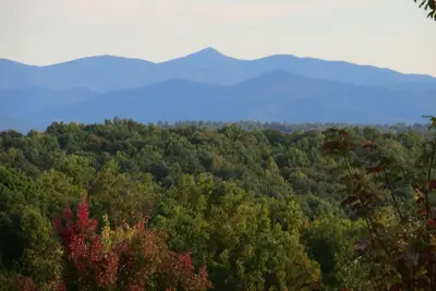 Image de Nc Moutain Lodge avec vue panoramique: Pisgah Mtn au nord,