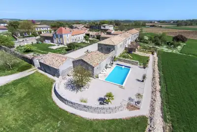 Belle Gite **** dans un hameau rural, jardin privée, piscine chauffée.