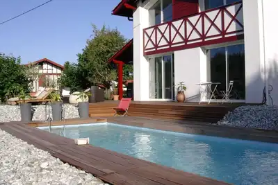 Image de maison d'architecte vue montagne, piscine privée