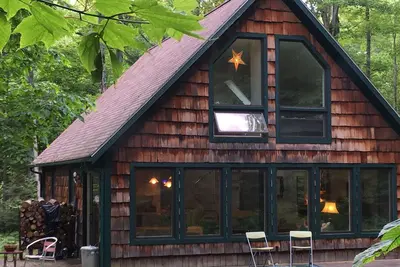 Image de Beaver Island Chalet 2br, 2ba peut accueillir 5+, de grandes fenĂŞtres donnant sur de beaux bois.