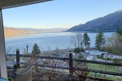 Image de Cadre romantique toute l'année avec vue sur le lac Okanagan avec bain à remous.