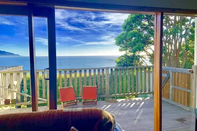 Image de Chalet de trois chambres avec une vue imprenable sur la mer et les montagnes.