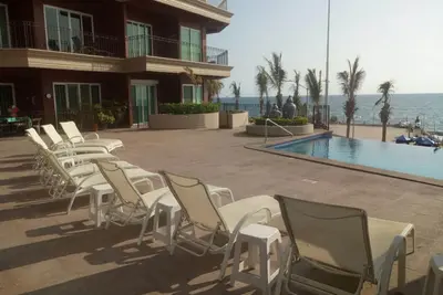 Image de 3 chambres, 2800 pieds carrés, condo vue front de mer dans Mazatlan historique