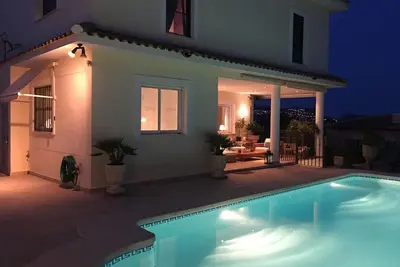 Image de Villa dans un endroit merveilleux avec une atmosphère de salon et une vue sur la mer à côté d'Altea