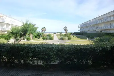 App Rdc, front de mer, ensoleillé, jardinet bel espace