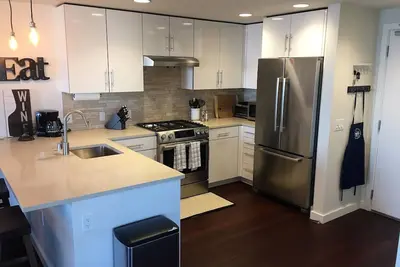 Image de Nouveau condo haut de gamme entièrement meublé avec de belles vues sur la ville et la baie.