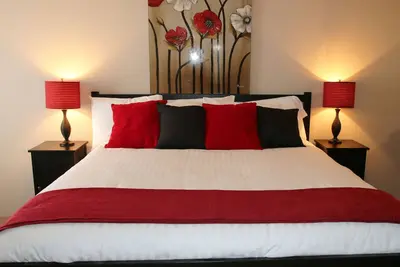 Image de Spacieux, rénové et bien situé! Entièrement meublé trois chambres