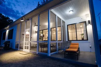 Image de Wow-nouvelle maison moderne sur le lac Shafer, promenade à Indiana Beach- Offres D'ÉTÉ!