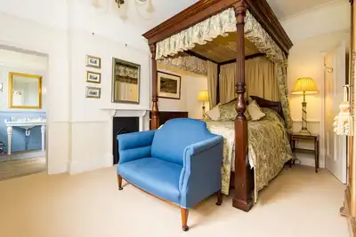 Image de Maison de campagne de qualité paisible de 2 chambres / 2 salles de bains: beau jardin