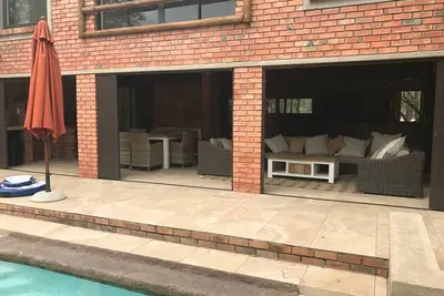 Image de Belle maison de brousse moderne dans la paisible réserve naturelle de Marloth Park.