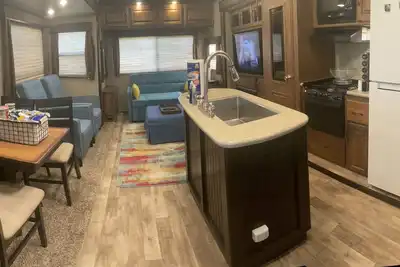 Image de Waterfront Lake Conroe, Luxury Rv, modèle 2016, apportez juste une valise