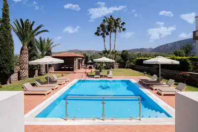 Belle villa 5 chambres Tyghi - piscine privée, 4 salles de bain, grand jardin