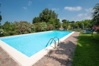 Image de Poggio Oleandri: maison avec magnifique piscine et beau jardin