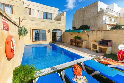Image de Villa Ta Debora bénéficiant d'une vue sur le pays et proche de la plage