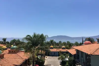 Image de Condo avec vue imprenable sur le lac et les montagnes