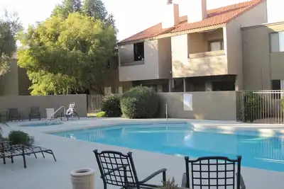 Image de Près de la vieille ville avec bain à remous / piscine, charmant condo de 1 chambre avec balcon.