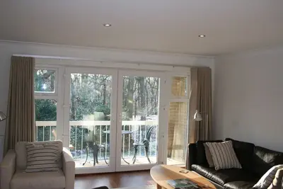 Image de Une maison de la maison dans un bel endroit paisible très proche du centre-ville.