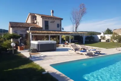 Image de Villa con Piscina Privata e Jacuzzi esterna idromassaggio.