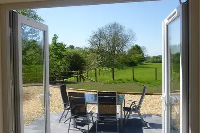 Image de Paisible rural, emplacement au bord de la rivière avec une vue imprenable encore à seulement 10 minutes de M74