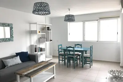 Appartement à 50 mètres de la mer. Deux salles de bains et deux chambres.