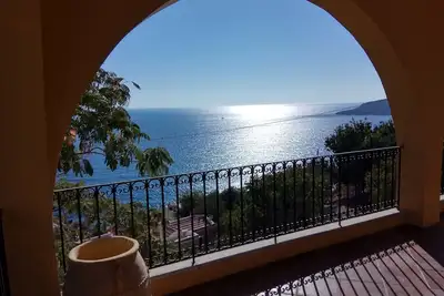 Image de Vue et emplacement incroyables sur Plati gialos