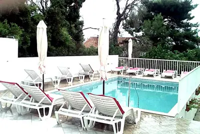 Image de Maison moderne avec piscine au pied de St. Ilias Hill