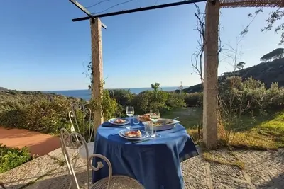 Image de Maison typique d'Elban avec vue sur la mer