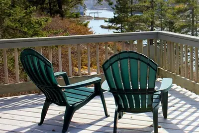 Image de Cottage Island avec vue sur l'eau des deux côtés