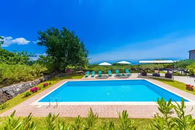 Piscine privée, vue sur la mer, suites