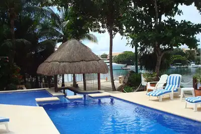 Image de 2 chambres à coucher principales, 2. 5 salles de bain, rez-de-chaussée et voiturette de golf!