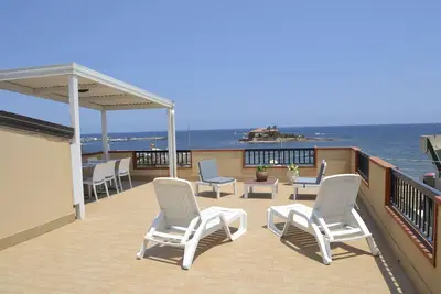 maison dans le centre de bord de mer Marzamemi